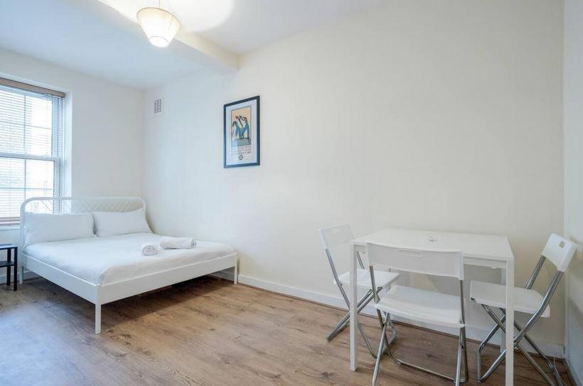 Quarto em Acomodações Particulares Aplacetostay Apartment, Zone 1 Cov Londres